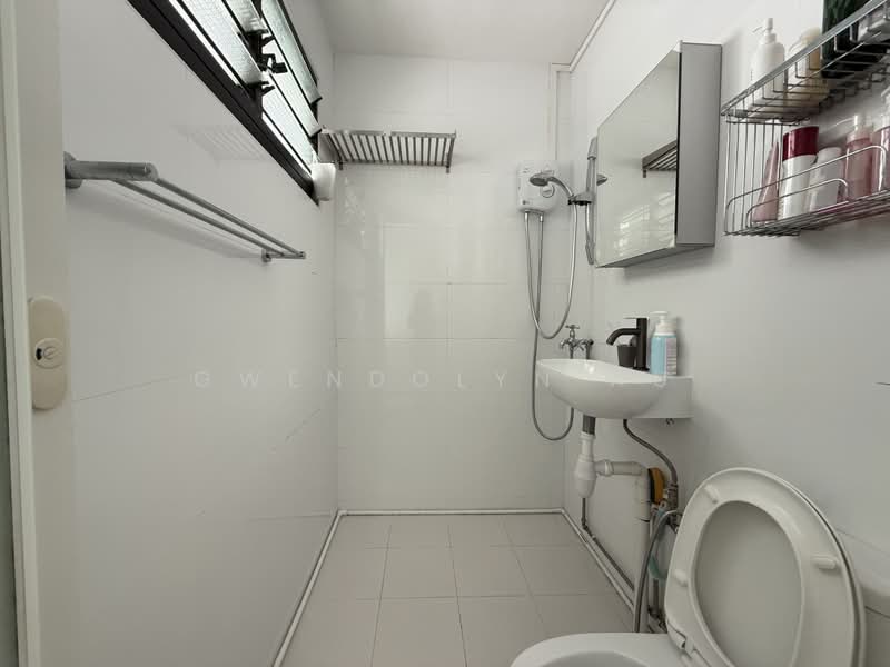 113 Bishan Street 12, 113 Bishan Street 12, 3 Bedrooms, 904 sqft, HDB Flat For Rent, by Gwendolyn Au, 500235321 - Bathroom - PropertyGuru.com.sg