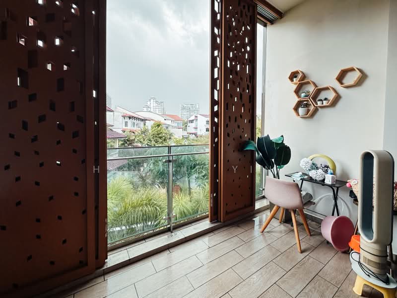 Parksuites, 18 Holland Grove Road, 2 Bedrooms, 786 sqft, Condominium For Rent, by Han Hui Ying, 500235375 - Balcony - PropertyGuru.com.sg