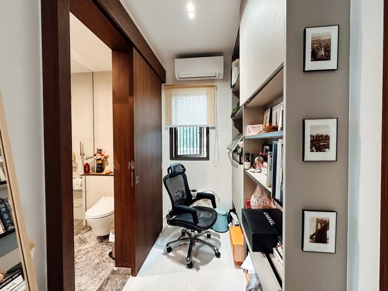 Parksuites, 18 Holland Grove Road, 2 Bedrooms, 786 sqft, Condominium For Rent, by Han Hui Ying, 500235375 - Bathroom - PropertyGuru.com.sg