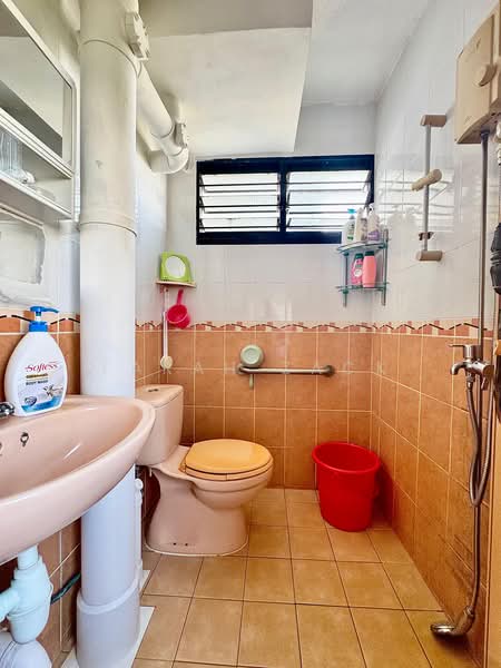 554 Bedok North Street 3, 554 Bedok North Street 3, 2 Bedrooms, 732 sqft, HDB Flat For Sale, by Farah Zack, 500235401 - Bathroom - PropertyGuru.com.sg