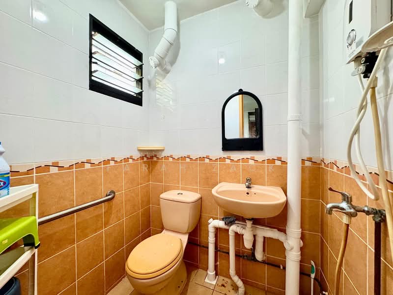 554 Bedok North Street 3, 554 Bedok North Street 3, 2 Bedrooms, 732 sqft, HDB Flat For Sale, by Farah Zack, 500235401 - Bathroom - PropertyGuru.com.sg