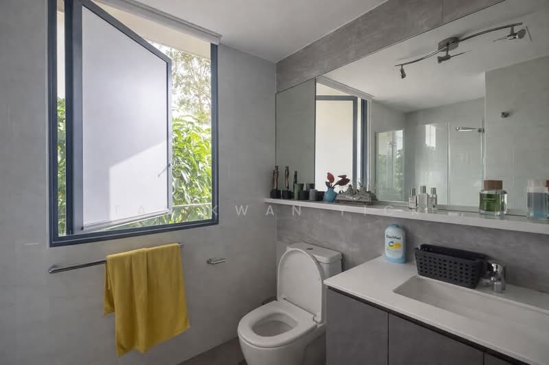SUPER UNDERVALUED 4BR | NEAR MRT | POOL VIEW, Sembawang / Yishun, 4 Bedrooms, 1,109 sqft, Condominium For Sale, by Tan Kwan Yick, 500235405 - Bathroom - PropertyGuru.com.sg
