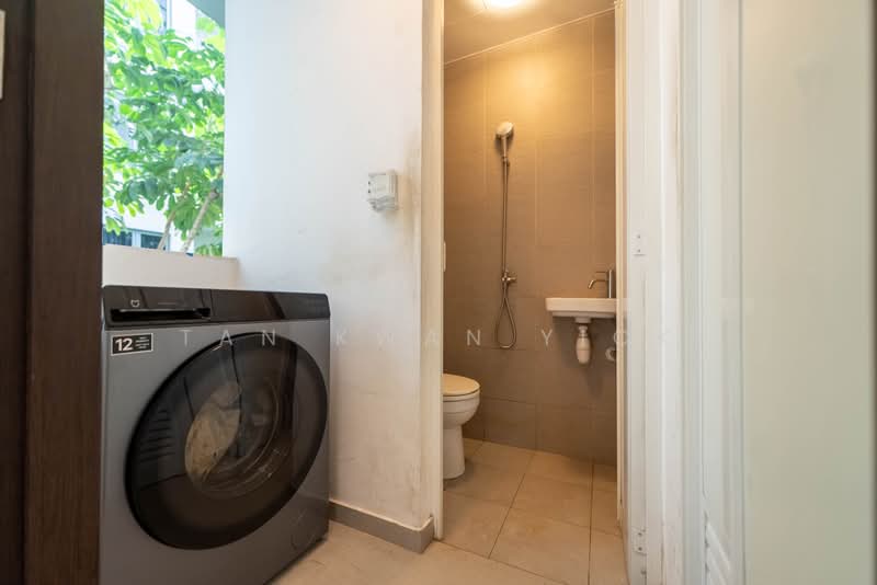 SUPER UNDERVALUED 4BR | NEAR MRT | POOL VIEW, Sembawang / Yishun, 4 Bedrooms, 1,109 sqft, Condominium For Sale, by Tan Kwan Yick, 500235405 - Bathroom - PropertyGuru.com.sg