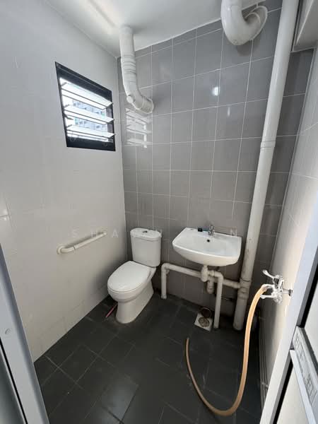 221A Jurong East Street 21, 221A Jurong East Street 21, Boon Lay / Jurong / Tuas, 2 Bedrooms, 980 sqft, HDB Flat For Sale, by Shawn Tan, 500235410 - Bathroom - PropertyGuru.com.sg