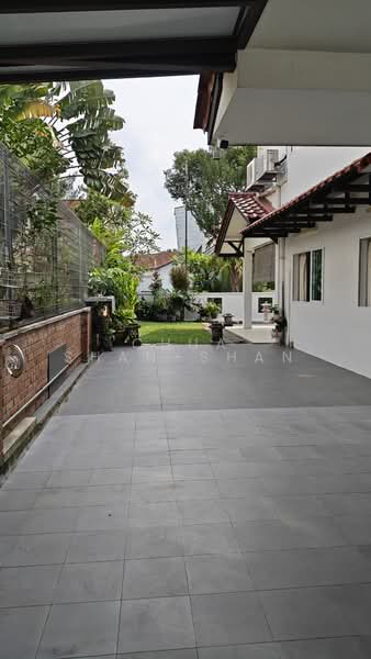Yew Lian Park, Taman Permata, 5 Bedrooms, 3,200 sqft, Semi-Detached House For Rent, by Chua Shan-Shan, 500235415 - Side Yard - PropertyGuru.com.sg