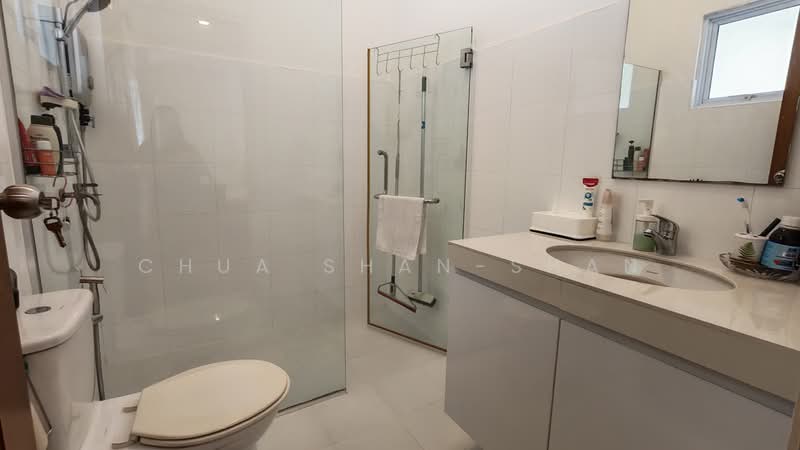 Yew Lian Park, Taman Permata, 5 Bedrooms, 3,200 sqft, Semi-Detached House For Rent, by Chua Shan-Shan, 500235415 - Master Bathroom - PropertyGuru.com.sg