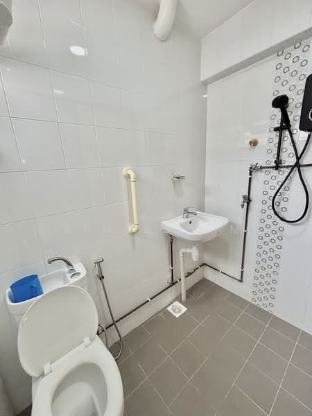 406 Sin Ming Avenue, 406 Sin Ming Avenue, 2 Bedrooms, 689 sqft, HDB Flat For Sale, by Samuel Sim, 500235421 - Bathroom - PropertyGuru.com.sg