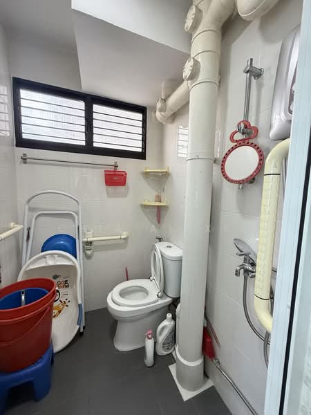 463 Ang Mo Kio Avenue 10, 463 Ang Mo Kio Avenue 10, 2 Bedrooms, 731 sqft, HDB Flat For Sale, by Chia Alexis, 500235430 - Bathroom - PropertyGuru.com.sg