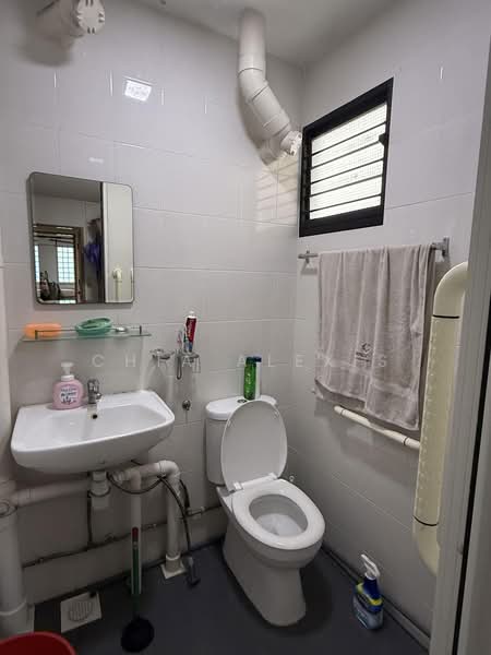 463 Ang Mo Kio Avenue 10, 463 Ang Mo Kio Avenue 10, 2 Bedrooms, 731 sqft, HDB Flat For Sale, by Chia Alexis, 500235430 - Bathroom - PropertyGuru.com.sg