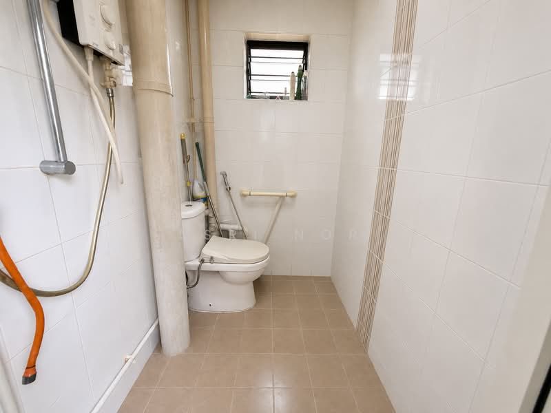 929 Jurong West Street 92, 929 Jurong West Street 92, 3 Bedrooms, 1,108 sqft, HDB Flat For Sale, by Asri Nor, 500235436 - Bathroom - PropertyGuru.com.sg