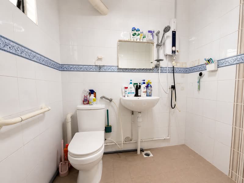 929 Jurong West Street 92, 929 Jurong West Street 92, 3 Bedrooms, 1,108 sqft, HDB Flat For Sale, by Asri Nor, 500235436 - Bathroom - PropertyGuru.com.sg