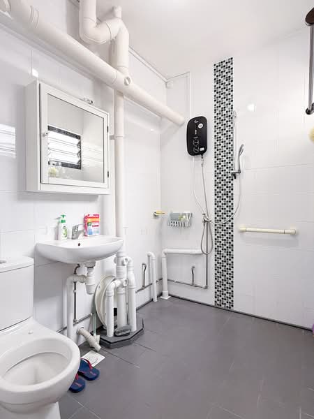455 Jurong West Street 42, 455 Jurong West Street 42, 2 Bedrooms, 797 sqft, HDB Flat For Sale, by Jonathan Yeo, 500235488 - Master Bathroom - PropertyGuru.com.sg