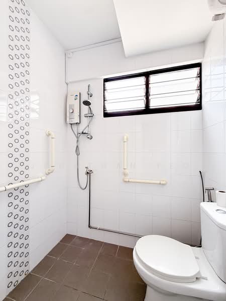 455 Jurong West Street 42, 455 Jurong West Street 42, 2 Bedrooms, 797 sqft, HDB Flat For Sale, by Jonathan Yeo, 500235488 - Common Bathroom - PropertyGuru.com.sg