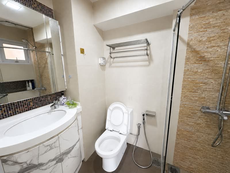 131 Clarence Lane, 131 Clarence Lane, 4 Bedrooms, 1,302 sqft, HDB Flat For Sale, by Isabel Chiang, 500235490 - Bathroom - PropertyGuru.com.sg