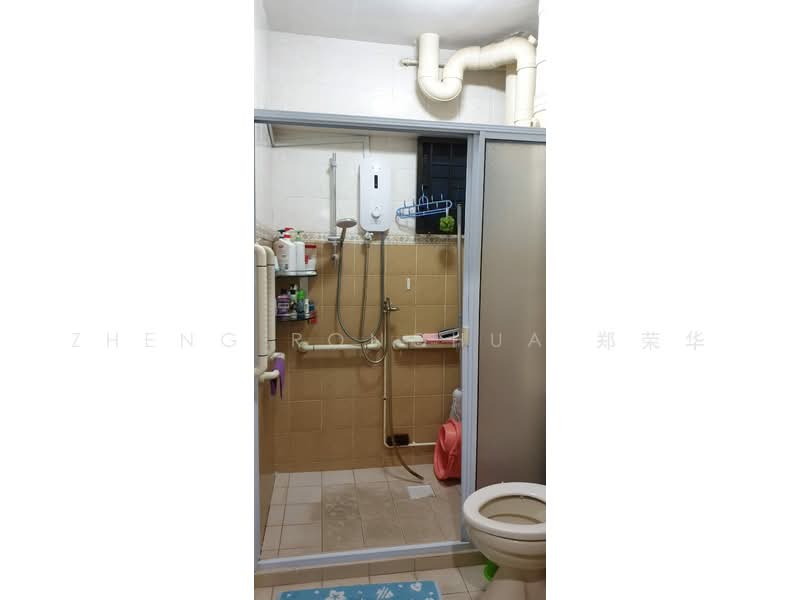454 Clementi Avenue 3, 454 Clementi Avenue 3, Room Rental, 120 sqft, HDB Flat For Rent, by Zheng Ronghua 郑荣华, 500235499 - Bathroom - PropertyGuru.com.sg
