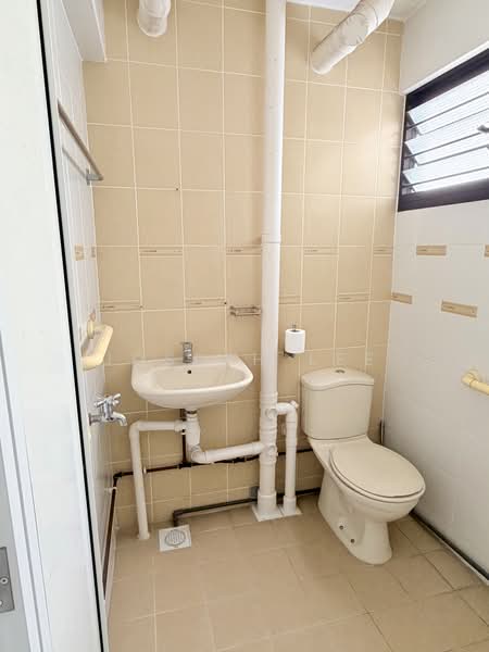104 Woodlands Street 13, 104 Woodlands Street 13, 3 Bedrooms, 980 sqft, HDB Flat For Sale, by Joseph Lee, 500235507 - Bathroom - PropertyGuru.com.sg
