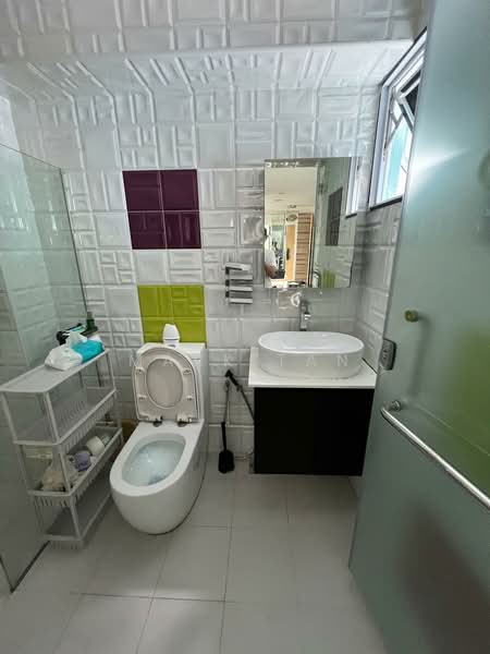 469 Segar Road, 469 Segar Road, 3 Bedrooms, 1,237 sqft, HDB Flat For Sale, by Mark Tan, 500235541 - Bathroom - PropertyGuru.com.sg