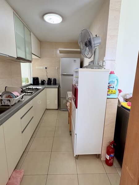 The Lakeshore, 33 Jurong West Street 41, 2 Bedrooms, 926 sqft, Condominium For Rent, by Joseph Lee, 500235543 - Kitchen - PropertyGuru.com.sg