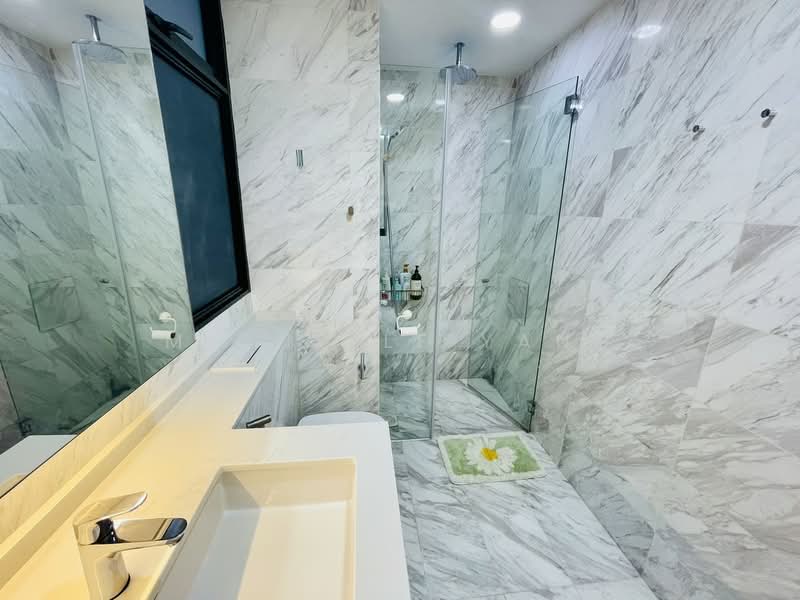 WaterScape @ Cavenagh, 65 Cavenagh Road, 2 Bedrooms, 1,066 sqft, Apartment For Sale, by Michelle Yang, 500235544 - Ensuite Bathroom - PropertyGuru.com.sg