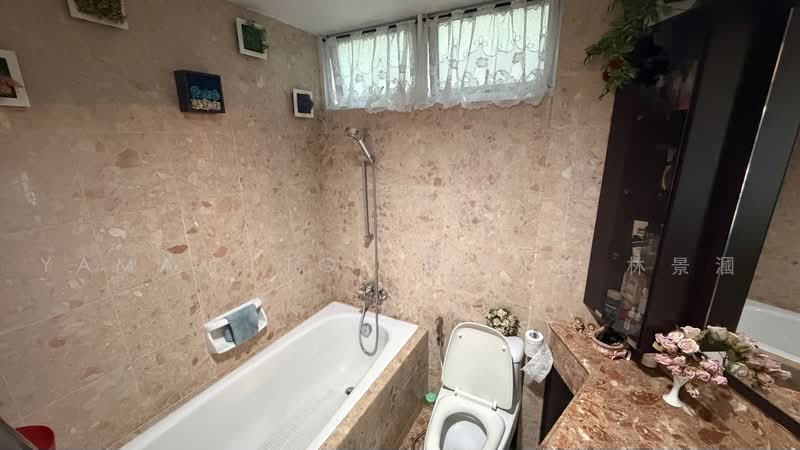 Sunrise Gardens, 51 Sunrise Gardens, 2 Bedrooms, 829 sqft, Condominium For Sale, by YAMAMOTO Jr LIM 林景漍, 500235549 - Master Bathroom (Bathtub) - PropertyGuru.com.sg