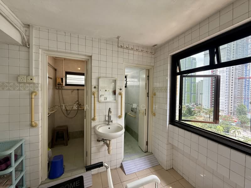 15 Ghim Moh Road, 15 Ghim Moh Road, 3 Bedrooms, 883 sqft, HDB Flat For Sale, by Tracci Cheo, 500235558 - Bathroom - PropertyGuru.com.sg