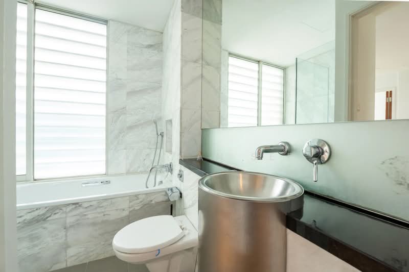 Serangoon Garden Estate, Hythe Road, 4 Bedrooms, 3,500 sqft, Semi-Detached House For Rent, by Tan Nan See, 500235559 - Master Bedroom Attached Bathroom - PropertyGuru.com.sg
