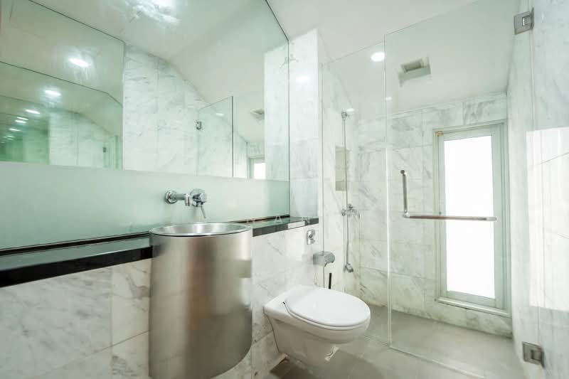Serangoon Garden Estate, Hythe Road, 4 Bedrooms, 3,500 sqft, Semi-Detached House For Rent, by Tan Nan See, 500235559 - Bedroom at Attic Attached Bathroom - PropertyGuru.com.sg