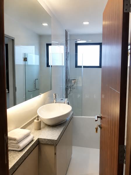 Serangoon Semi-D Near MRT, NEX & School, , 4 Bedrooms, 2,550 sqft, Semi-Detached House For Rent, by Jeremy Pher, 500235580 - Bathroom - PropertyGuru.com.sg