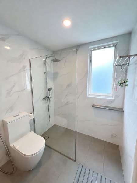 Burlington Square, 175 Bencoolen Street, 2 Bedrooms, 936 sqft, Apartment For Sale, by Jake Tay, 500235582 - Bathroom - PropertyGuru.com.sg