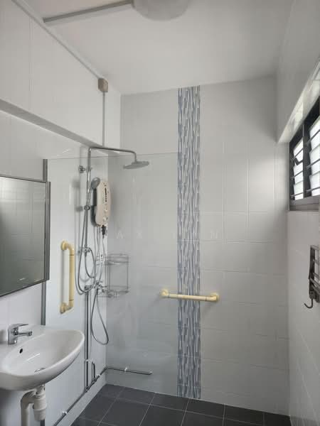 hdb, , 3 Bedrooms, 1,151 sqft, HDB Flat For Rent, by Max Tan, 500235589 - Master Bedroom Bathroom - PropertyGuru.com.sg
