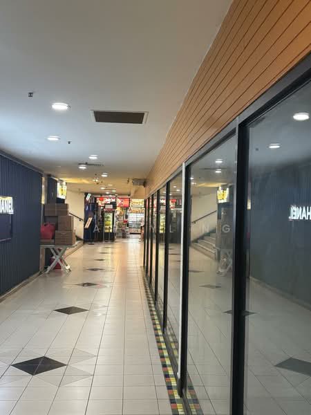Parklane Shopping Mall, 35 Selegie Road, Beach Road / Bugis / Rochor, 1,100 sqft, Mall Shop For Rent, by Darryl Ng, 500235593 - Corridor - CommercialGuru.com.sg