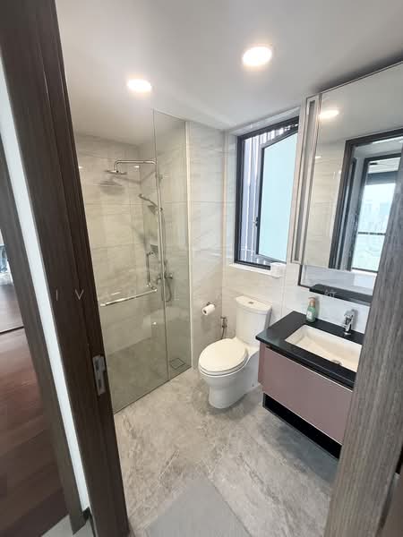 Normanton Park, 45 Normanton Park, 2 Bedrooms, 883 sqft, Condominium For Rent, by Ivan Lim 林位纹, 500235609 - Common bathroom - PropertyGuru.com.sg