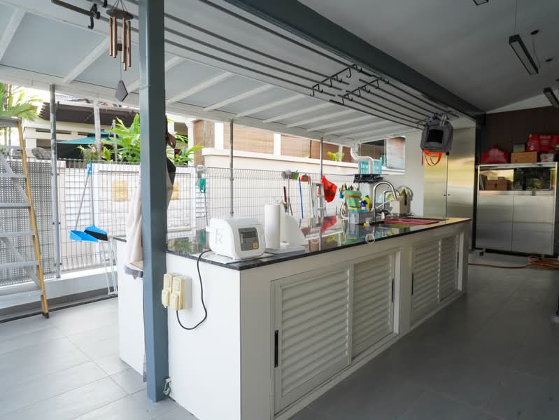 A Rare Corner Terrace with Large 3600sqft Land Area in Thomson Hill, Thomson Hill, 4 Bedrooms, 2,800 sqft, Corner Terrace For Sale, by Peric Guo, 500235623 - Yard - PropertyGuru.com.sg