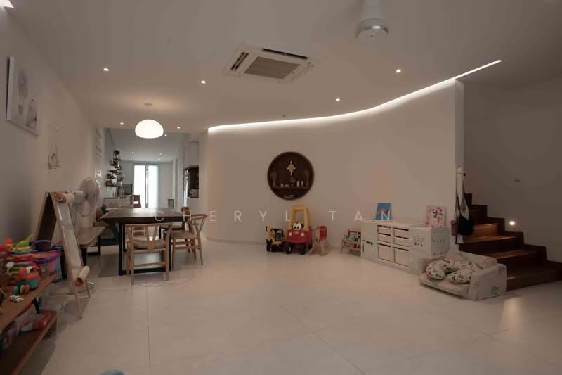Windsor Park Estate, Windsor Park Road, 5 Bedrooms, 2,368 sqft, Terraced House For Sale, by Cheryl Tan, 500235699 - Living Room - PropertyGuru.com.sg