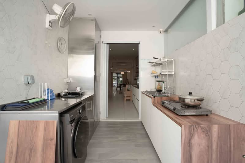 Windsor Park Estate, Windsor Park Road, 5 Bedrooms, 2,368 sqft, Terraced House For Sale, by Cheryl Tan, 500235699 - Kitchen - PropertyGuru.com.sg