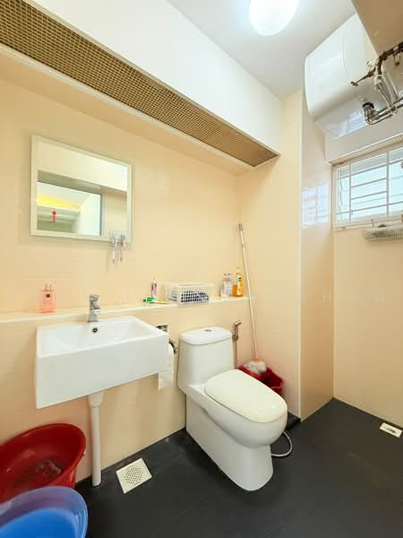 392 Bukit Batok West Avenue 5, 392 Bukit Batok West Avenue 5, 3 Bedrooms, 990 sqft, HDB Flat For Sale, by Jose Loh Zhenhao, 500235737 - Bathroom - PropertyGuru.com.sg