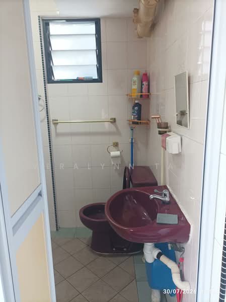 210 Jurong East Street 21, 210 Jurong East Street 21, Room Rental, 100 sqft, HDB Flat For Rent, by Veralynn Tan, 500235741 - Bathroom - PropertyGuru.com.sg