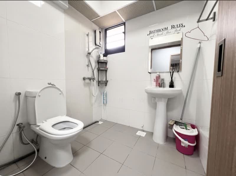 464B Bukit Batok West Avenue 8, 464B Bukit Batok West Avenue 8, 3 Bedrooms, 1,001 sqft, HDB Flat For Sale, by Ng Jun Wei, 500235790 - Bathroom - PropertyGuru.com.sg
