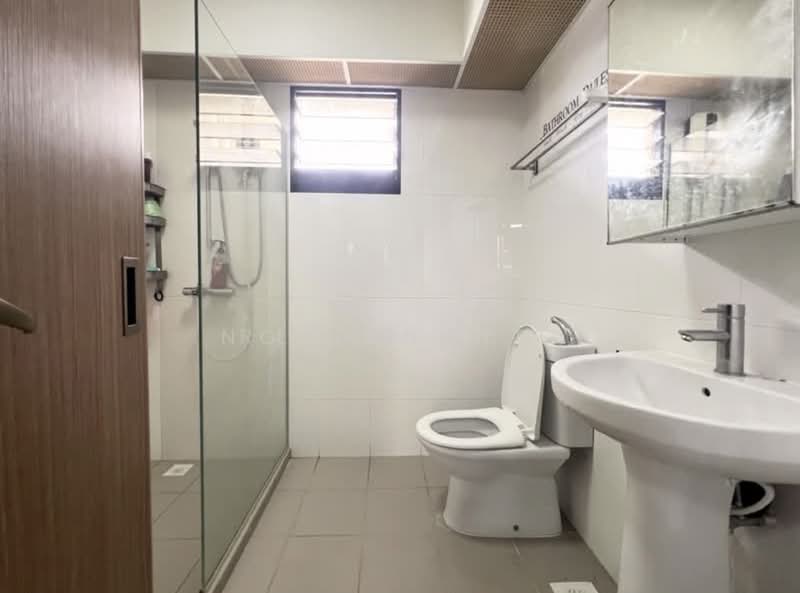 464B Bukit Batok West Avenue 8, 464B Bukit Batok West Avenue 8, 3 Bedrooms, 1,001 sqft, HDB Flat For Sale, by Ng Jun Wei, 500235790 - Bathroom - PropertyGuru.com.sg
