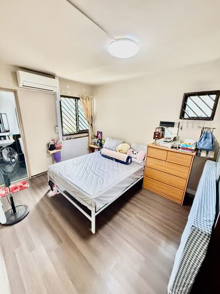 135 Bukit Batok West Avenue 6, 135 Bukit Batok West Avenue 6, 3 Bedrooms, 1,001 sqft, HDB Flat For Sale, by Kelvin Poh, 500235793 - Bedroom - PropertyGuru.com.sg