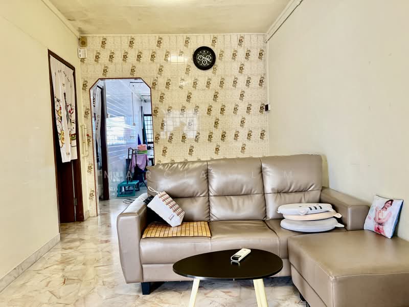 321 Hougang Avenue 5, 321 Hougang Avenue 5, 2 Bedrooms, 721 sqft, HDB Flat For Sale, by Marcial Lim, 500235794 - Living Room - PropertyGuru.com.sg
