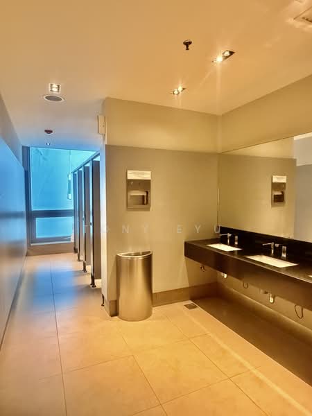 OUE Downtown 2, 6 Shenton Way, 48,639 sqft, Office For Rent, by Tony Eyu, 500235803 - Bathroom - CommercialGuru.com.sg
