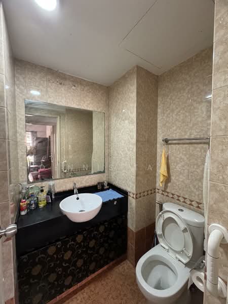 Kentish Lodge, 3 Oxford Road, 2 Bedrooms, 1,173 sqft, Apartment For Rent, by Dennis Tang, 500235820 - Common toilet - PropertyGuru.com.sg