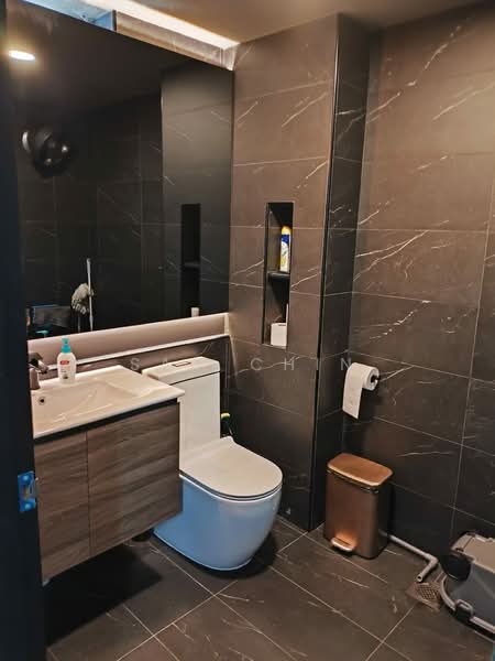 Oxley BizHub, 61 Ubi Road 1, 947 sqft, Light Industrial (B1) For Rent, by Sam Chin, 500235821 - Bathroom - CommercialGuru.com.sg