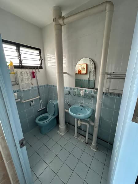 818 Tampines Street 81, 818 Tampines Street 81, 3 Bedrooms, 1,130 sqft, HDB Flat For Rent, by Jaren Hoo, 500235832 - Bathroom - PropertyGuru.com.sg
