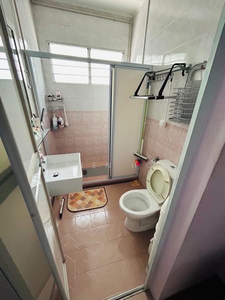 818 Tampines Street 81, 818 Tampines Street 81, 3 Bedrooms, 1,130 sqft, HDB Flat For Rent, by Jaren Hoo, 500235832 - Bathroom - PropertyGuru.com.sg