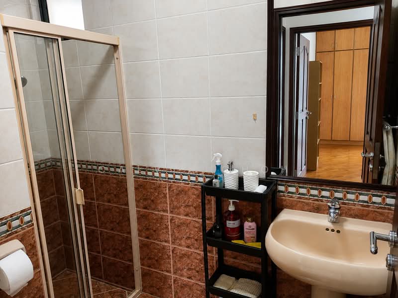 Tanglin Regency, 381 Tanglin Road, 2 Bedrooms, 883 sqft, Condominium For Rent, by Calvin Choh, 500235899 - Bathroom - PropertyGuru.com.sg