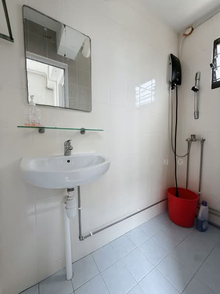 642 Hougang Avenue 8, 642 Hougang Avenue 8, 3 Bedrooms, 743 sqft, HDB Flat For Sale, by Ashley Huang, 500235902 - Bathroom - PropertyGuru.com.sg