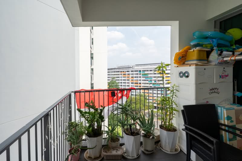 Eight Courtyards, 6 Canberra Drive, 2 Bedrooms, 915 sqft, Condominium For Sale, by Bryan Goh, 500235939 - Balcony - PropertyGuru.com.sg