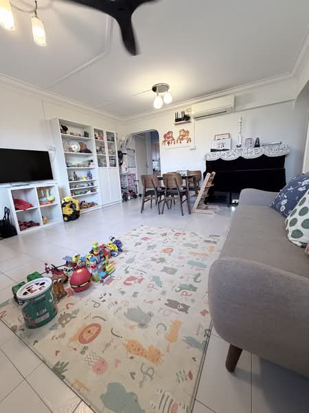 737 Yishun Street 72, 737 Yishun Street 72, 3 Bedrooms, 980 sqft, HDB Flat For Sale, by Joyce Mok, 500235941 - Living Room - PropertyGuru.com.sg